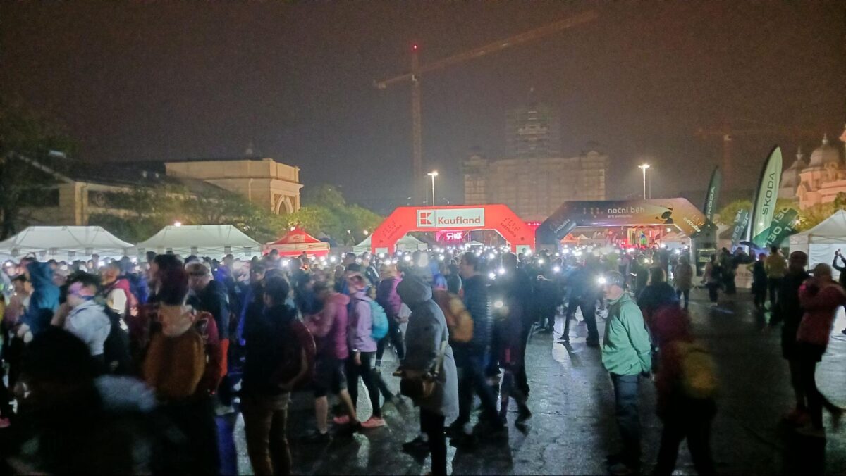 Großer Andrang beim 14. Glühwürmchenlauf (Noční běh pro Světlušku) auf dem Messegelände (Výstaviště) in Prag.