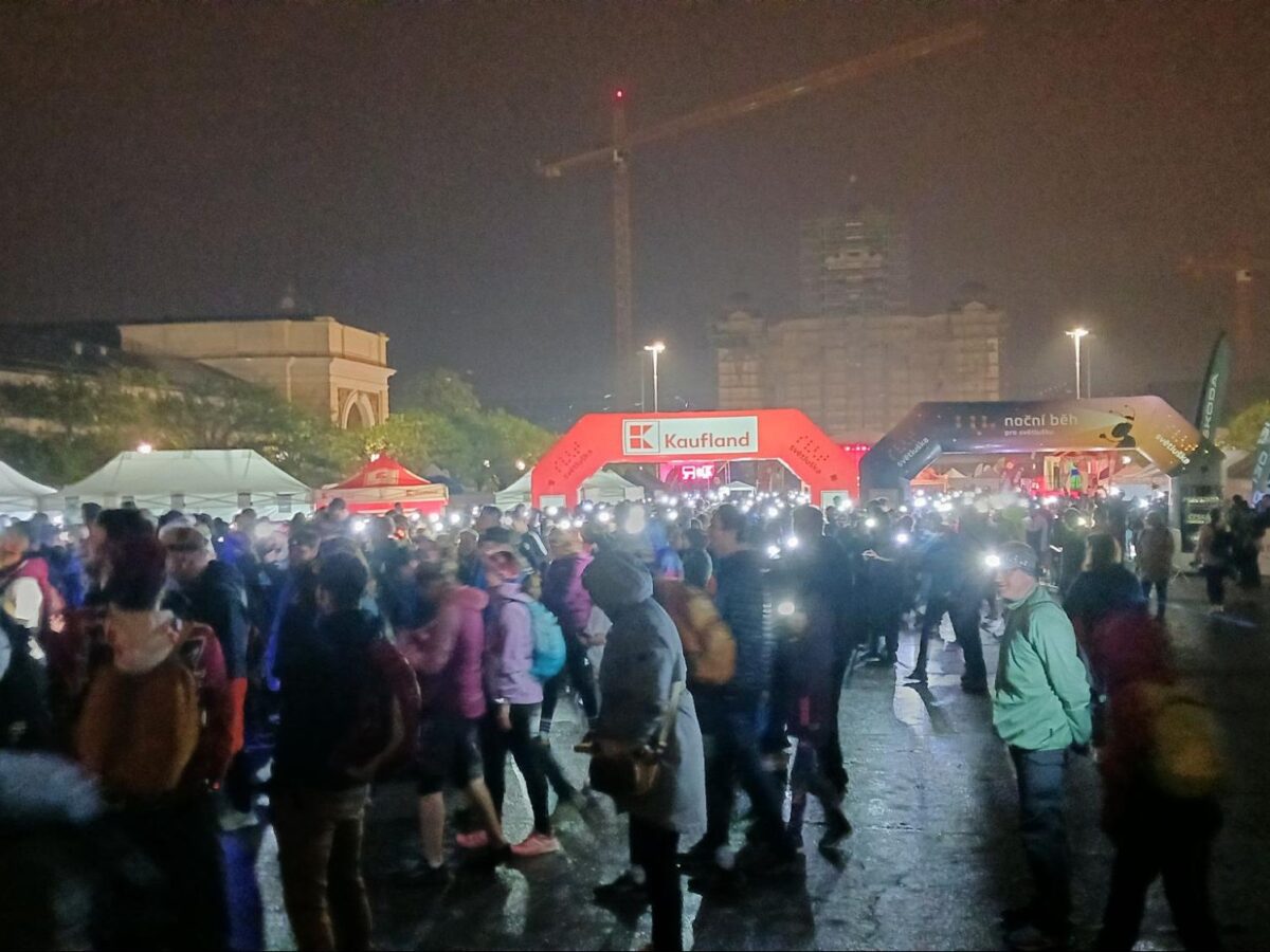 Großer Andrang beim 14. Glühwürmchenlauf (Noční běh pro Světlušku) auf dem Messegelände (Výstaviště) in Prag.