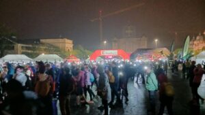 Großer Andrang beim 14. Glühwürmchenlauf (Noční běh pro Světlušku) auf dem Messegelände (Výstaviště) in Prag.