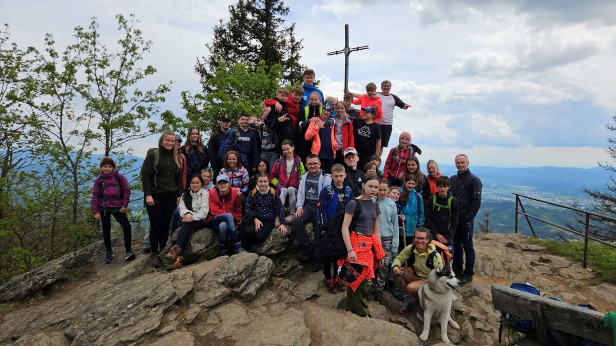 Die Jugendgruppe des Wildniscamps auf dem Gipfel des Großen Falkensteins.