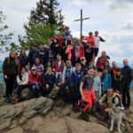 Die Jugendgruppe des Wildniscamps auf dem Gipfel des Großen Falkensteins.