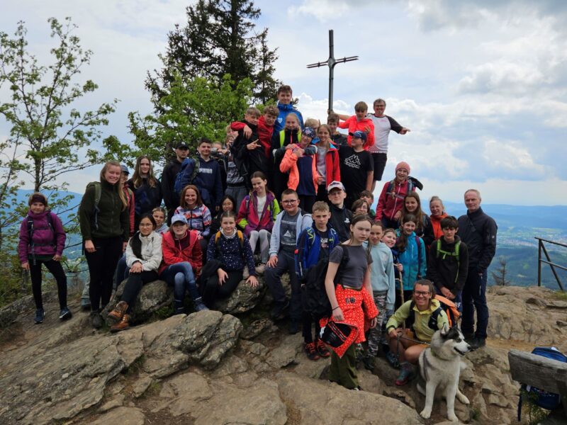 Die Jugendgruppe des Wildniscamps auf dem Gipfel des Großen Falkensteins.