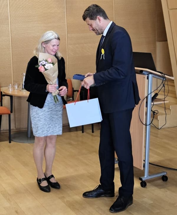 Petra Laurin nahm den Preis stellvertretend für das Autorenkollektiv vom stellvertretenden Reichenberger Landeshauptmann Jan Sviták entgegen. Foto: Liberecký kraj