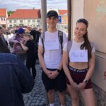 Jeder Schüler trug symbolisch ein Schild mit dem Namen eines Opfers. Foto: Jürgen Tschirner