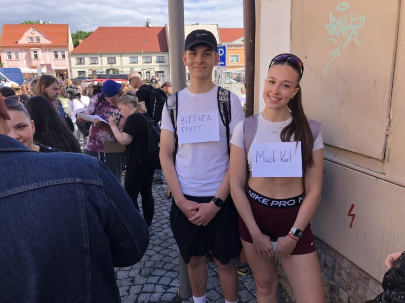 Jeder Schüler trug symbolisch ein Schild mit dem Namen eines Opfers. Foto: Jürgen Tschirner