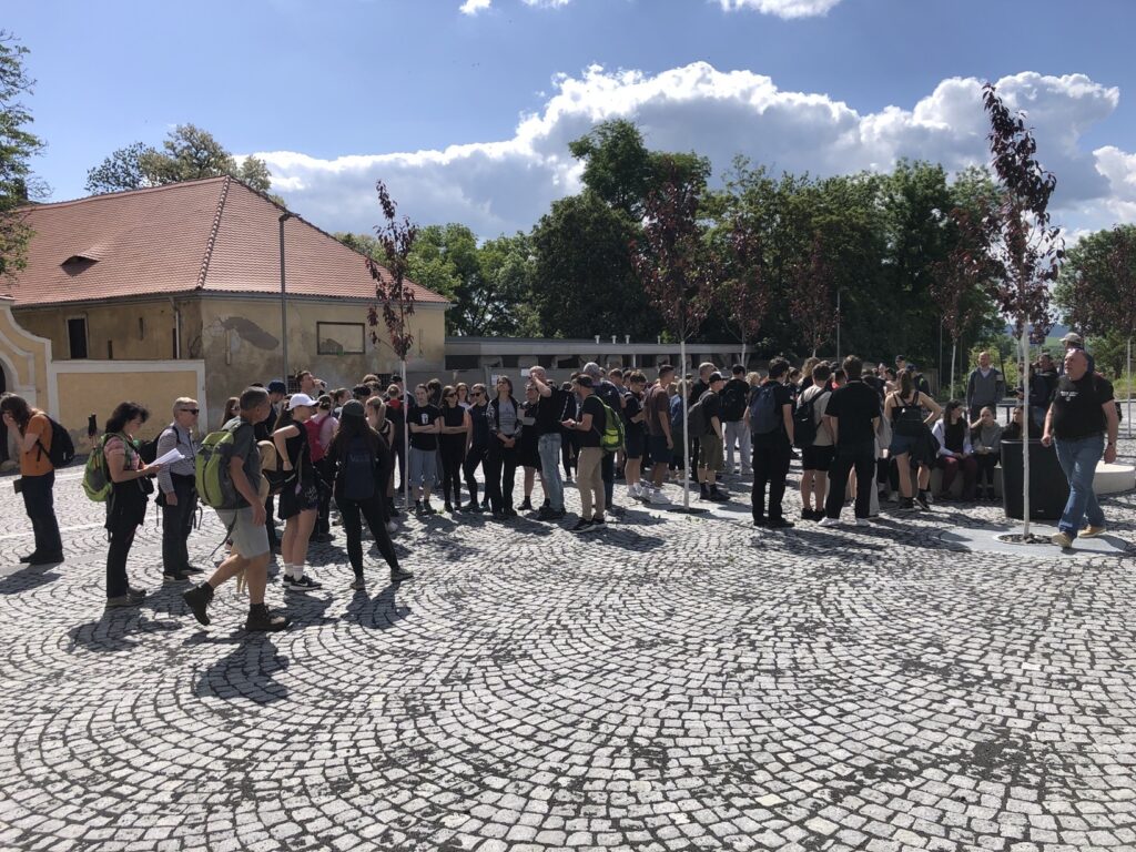 An der Kaserne in Postelberg versammelten sich die Teilnehmenden. Foto: Jürgen Tschirner