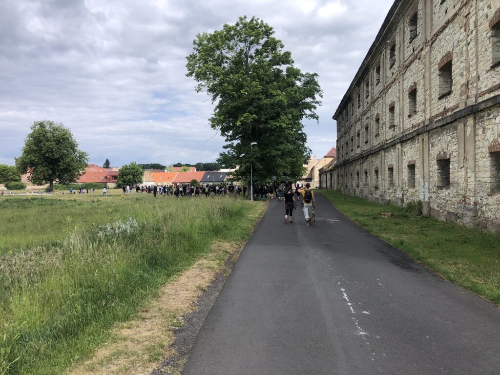 Auf dem Gedenkmarsch zwischen Postelberg und Saaz. Etwa 200 Schülerinnen und Schüler nahmen an der Gedenkaktion teil. Foto: Jürgen Tschirner