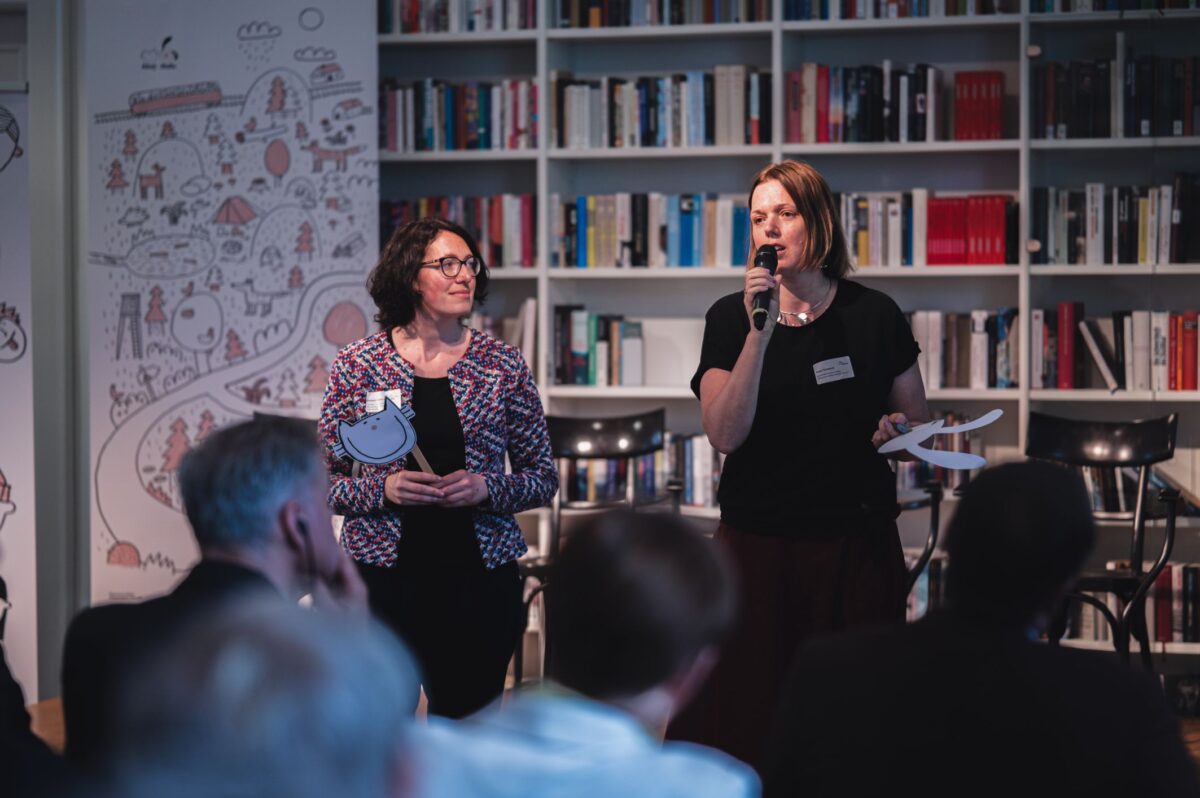 Kathrin Freier-Maldoner (l.) und Lucie Tarabová (r.), die beiden Leiterinnen der Koordinierungszentren für den deutsch-tschechischen Jugendaustausch ⎯ Tandem, stellten das Vor- und Grundschulprojekt „Ahoj-Hallo" am 5. Mai in München vor.