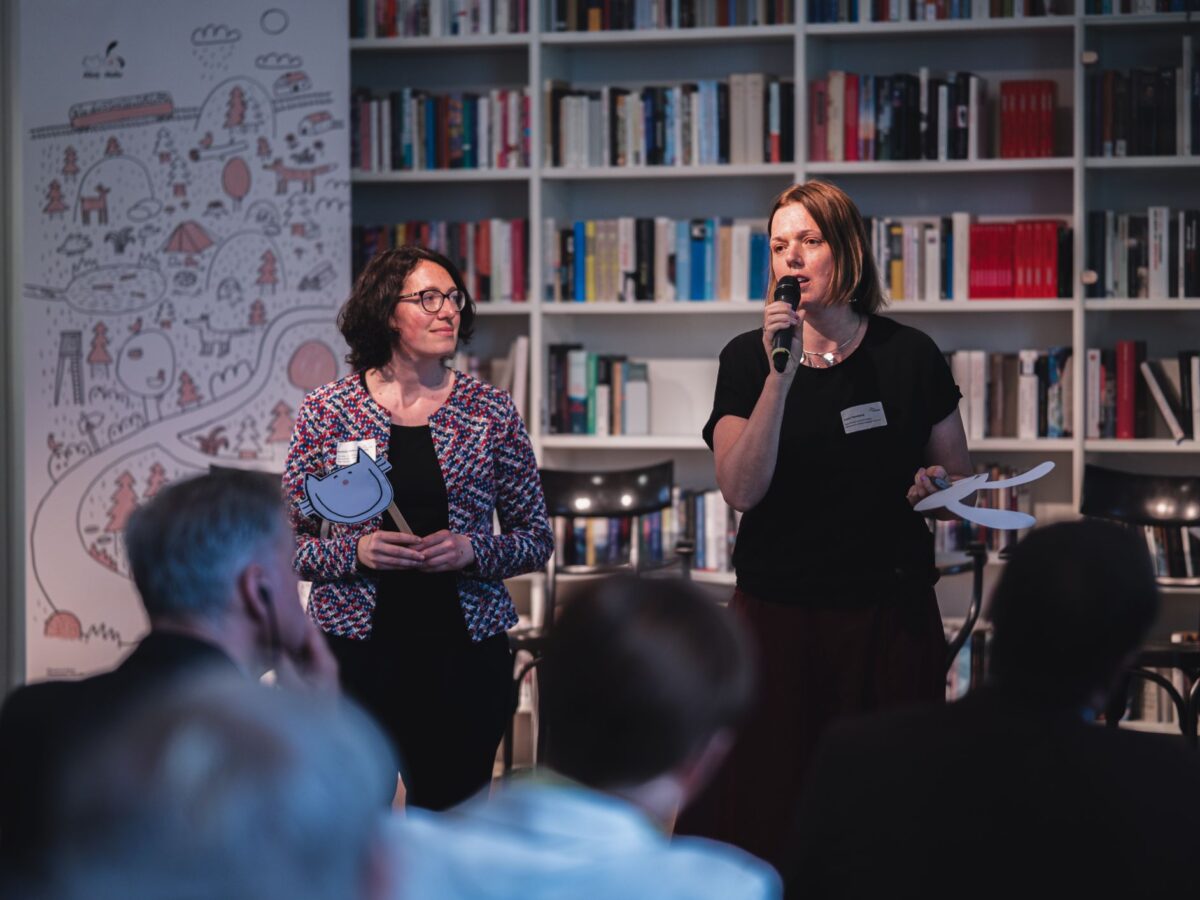 Kathrin Freier-Maldoner (l.) und Lucie Tarabová (r.), die beiden Leiterinnen der Koordinierungszentren für den deutsch-tschechischen Jugendaustausch ⎯ Tandem, stellten das Vor- und Grundschulprojekt „Ahoj-Hallo" am 5. Mai in München vor.