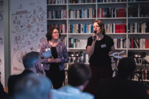 Kathrin Freier-Maldoner (l.) und Lucie Tarabová (r.), die beiden Leiterinnen der Koordinierungszentren für den deutsch-tschechischen Jugendaustausch ⎯ Tandem, stellten das Vor- und Grundschulprojekt „Ahoj-Hallo" am 5. Mai in München vor.