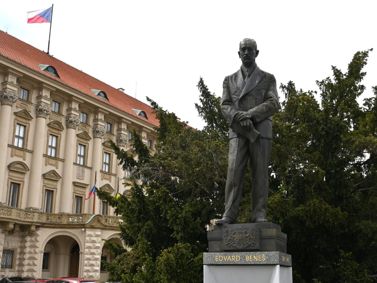 Statue von Edvard Beneš vor dem tschechischen Außenministerium in Prag. Foto: LandesEcho/ Luis Delport