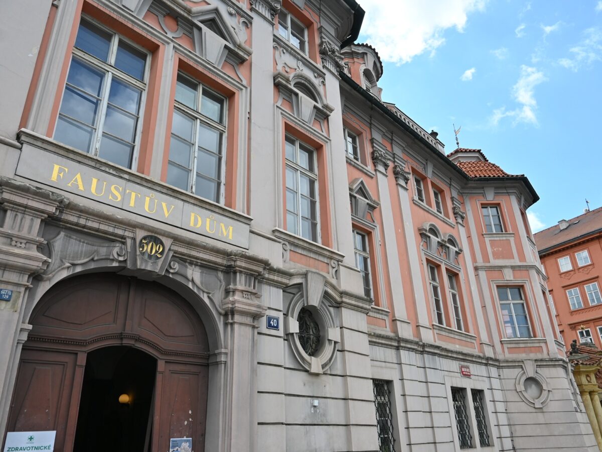 Das Faust-Haus am Karlsplatz in Prag.