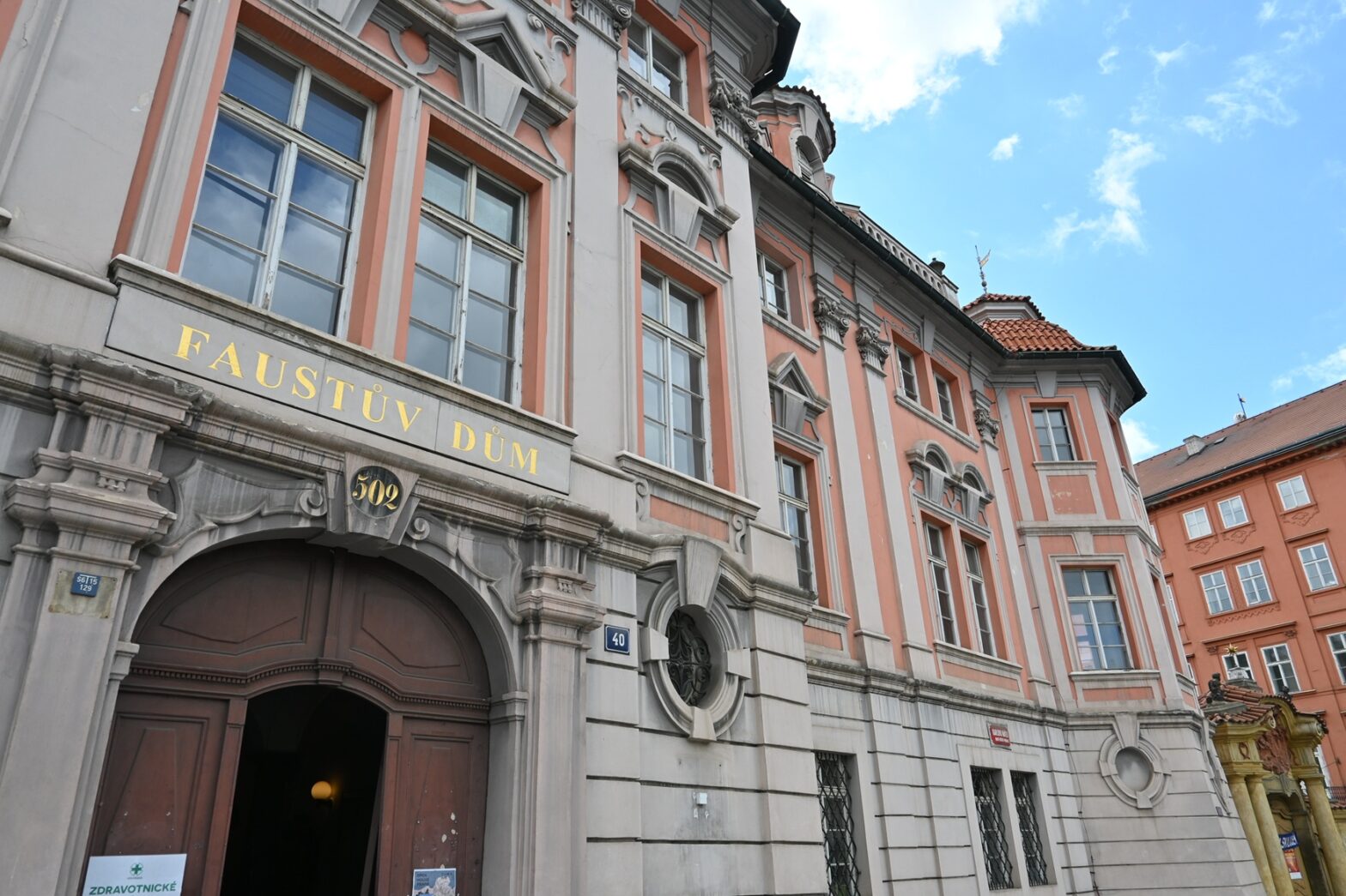 Das Faust-Haus am Karlsplatz in Prag.