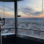 Wolkiger Sonnenuntergang über Prag – Blick von der Aussichtsplattform des Fernsehturms.