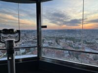 Wolkiger Sonnenuntergang über Prag – Blick von der Aussichtsplattform des Fernsehturms.