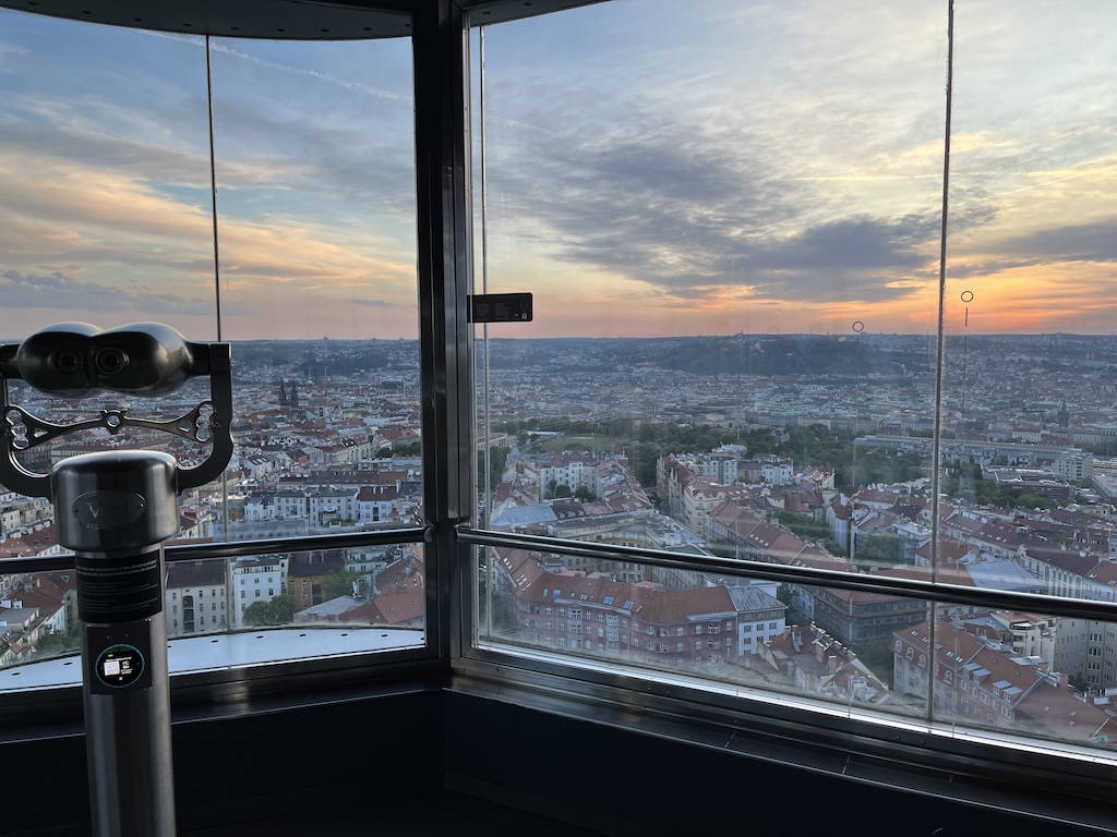Wolkiger Sonnenuntergang über Prag – Blick von der Aussichtsplattform des Fernsehturms.