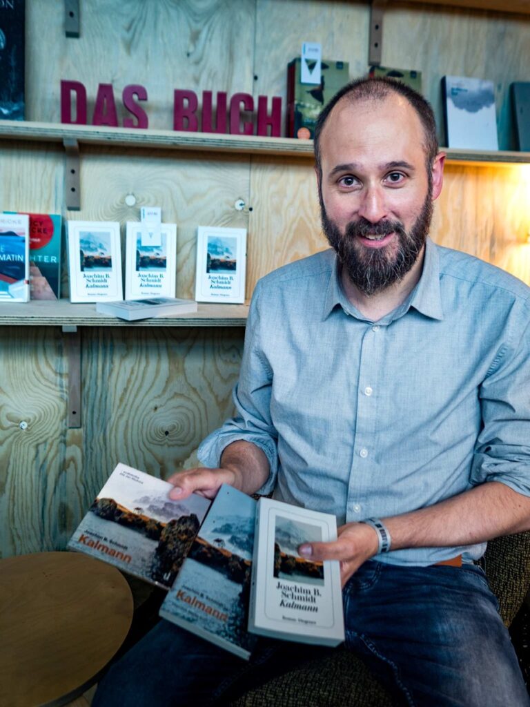 Der Schweizer Autor Joachim B. Schmidt ist mit seinem neuesten Roman „Kalmann und der schlafende Berg“ Teil des Programms „Das Buch“.