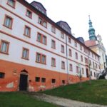 Das Elisabethkloster in Kaaden (Kadaň) mit der angrenzenden Kirche der Heiligen Familie ist ein barockes Gebäude eines ehemaligen Klosters, das sich in einem Naturschutzgebiet in der Spitalvorstadt von Kadan befindet. 1748-1755 wurde es mit Unterstützung der Gräfin Caroline von Schönkirchen errichtet. Das gesamte Areal ist als Kulturdenkmal der Tschechischen Republik geschützt. Foto: Palickap, Kadaň, klášter alžbětinek, CC BY-SA 4.0