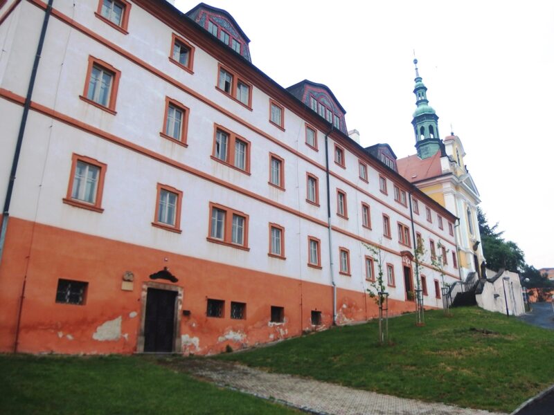 Das Elisabethkloster in Kaaden (Kadaň) mit der angrenzenden Kirche der Heiligen Familie ist ein barockes Gebäude eines ehemaligen Klosters, das sich in einem Naturschutzgebiet in der Spitalvorstadt von Kadan befindet. 1748-1755 wurde es mit Unterstützung der Gräfin Caroline von Schönkirchen errichtet. Das gesamte Areal ist als Kulturdenkmal der Tschechischen Republik geschützt. Foto: Palickap, Kadaň, klášter alžbětinek, CC BY-SA 4.0