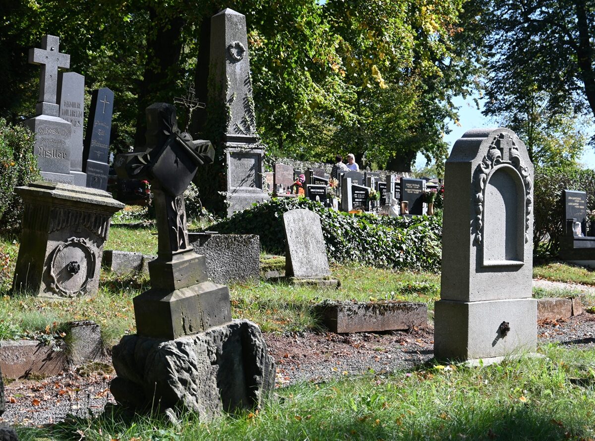 Deutsche Gräber auf einem Friedhof in Mährisch Trübau (Moravská Třebová). Foto: LandesEcho/ Lennard Halfmann