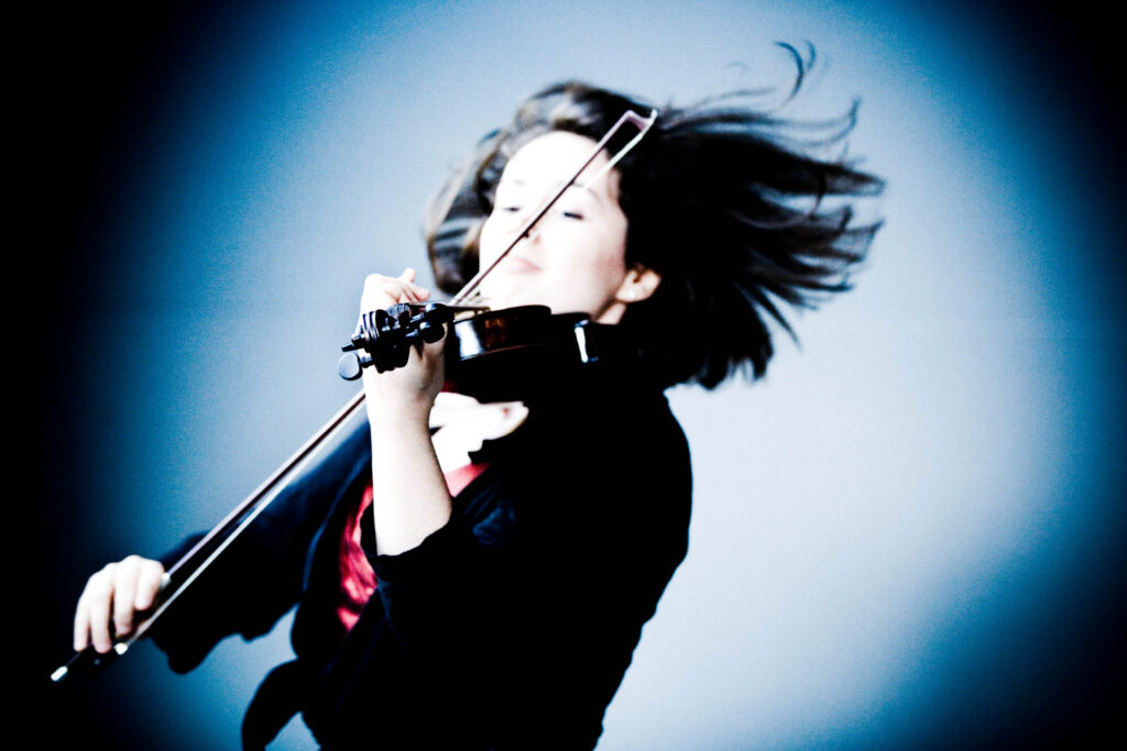 Die Violinistin und Performerin Patricia Kopatchinskajaist dieses Jahr die Residenzkünstlerin des Prager Frühlings. Foto: Marco Borggreve