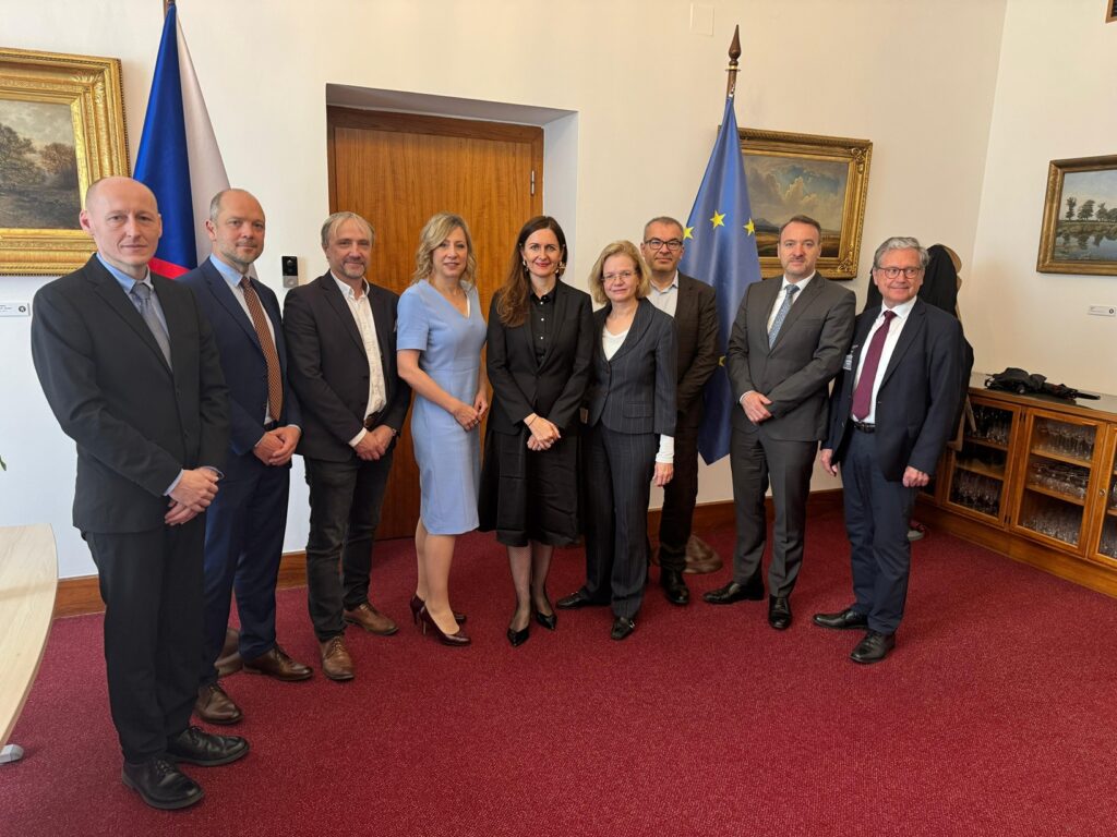 Gruppenfoto nach der Pressekonferenz. V.l.n.r.: Petr Brandl (Tschechisches Außenministerium), Tomáš Jelinek (Deutsch-Tschechischer Zukunftsfonds), Leo Steiner (Ministerum für regionale Entwicklung), Kateřina Bursíková Jacques (Leiterin der Abteilung für nationale Minderheiten und Roma-Angelegenheiten des tschechischen Regierungsamts), Klára Šimáčková Laurenčíková (Regierungsbeauftragte für Menschenrechte und nationale Minderheiten), Petra Dachtler (stellvertretende deutsche Botschafterin und Gesandte der Deutschen Botschaft Prag), Petr Štěpánek (Zentrum für regionale Entwicklung), Martin Herbert Dzingel (Landesversammlung der deutschen Vereine in der Tschechischen Republik), Ulf Broßmann (Bundeskulturreferent der Sudetendeutschen Landsmannschaft). Foto: LandesEcho