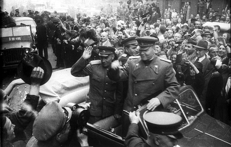 Sowjet-Marschall Iwan Konew beim Einzug der Roten Armee in Prag am 9. Mai 1945. Foto: Wikimedia Commons/ Karel Hájek (CC BY-SA 3.0)