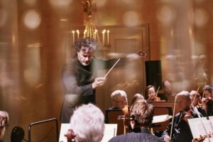 Stefan Veselka, seit der Saison 2023/24 Generalmusikdirektor des Theaters Regensburg, gibt sein Debüt als Dirigent im Nationaltheater – mit Janáčeks „Jenůfa“. Foto: Tom Neumeier Leathe