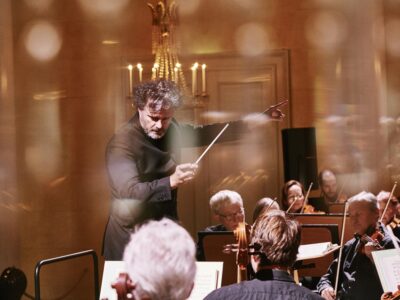 Stefan Veselka, seit der Saison 2023/24 Generalmusikdirektor des Theaters Regensburg, gibt sein Debüt als Dirigent im Nationaltheater – mit Janáčeks „Jenůfa“. Foto: Tom Neumeier Leathe