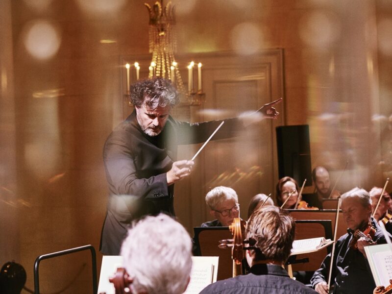 Stefan Veselka, seit der Saison 2023/24 Generalmusikdirektor des Theaters Regensburg, gibt sein Debüt als Dirigent im Nationaltheater – mit Janáčeks „Jenůfa“. Foto: Tom Neumeier Leathe