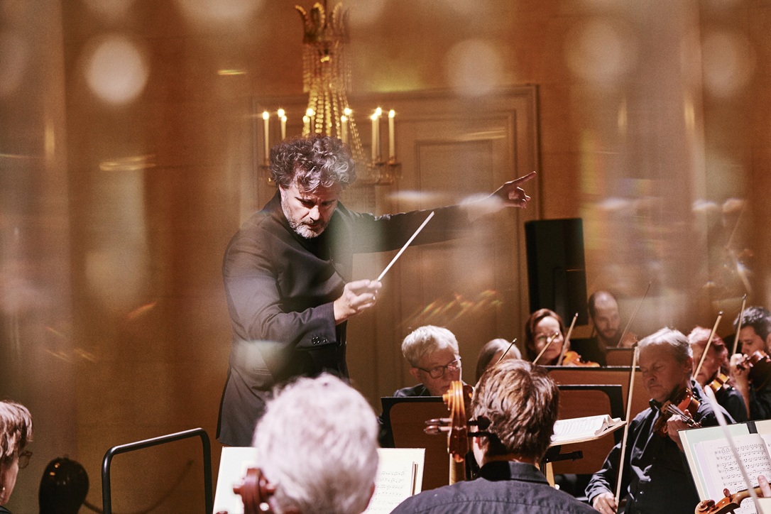 Stefan Veselka, seit der Saison 2023/24 Generalmusikdirektor des Theaters Regensburg, gibt sein Debüt als Dirigent im Nationaltheater – mit Janáčeks „Jenůfa“. Foto: Tom Neumeier Leathe