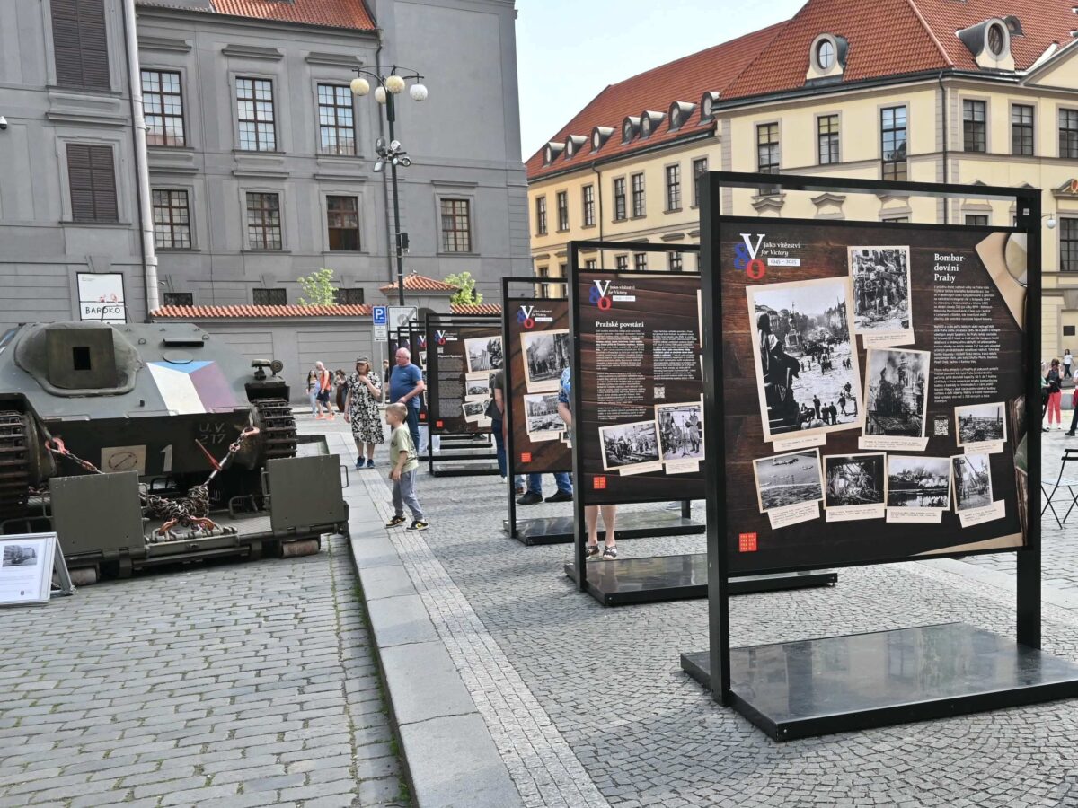 Die Ausstellung „V wie Victory“ auf dem Marienplatz (Mariánské náměstí) erinnert an die Ereignisse des Zweiten Weltkriegs und die Befreiung Prags.