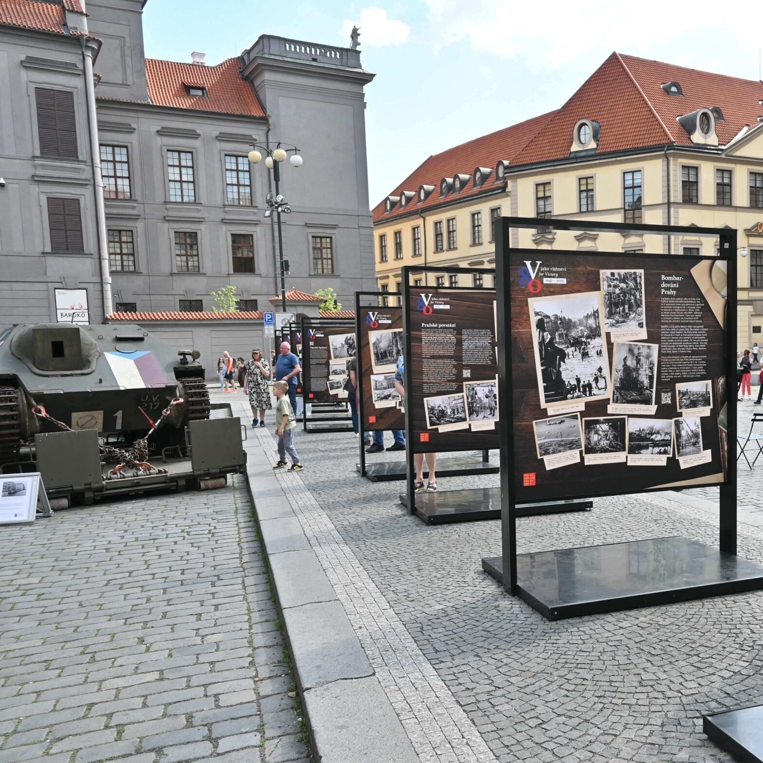 Die Ausstellung „V wie Victory“ auf dem Marienplatz (Mariánské náměstí) erinnert an die Ereignisse des Zweiten Weltkriegs und die Befreiung Prags.