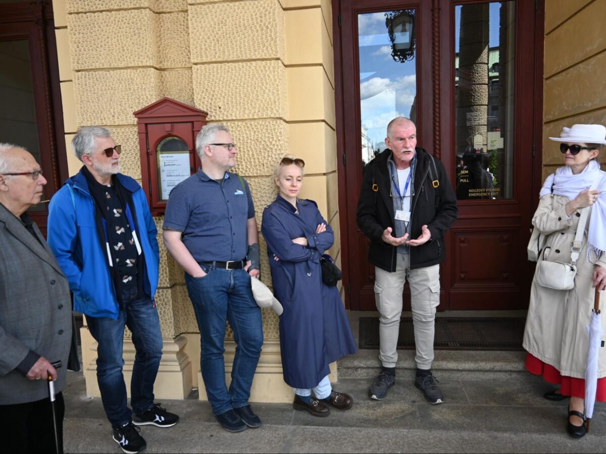 Eine Gruppe Menschen auf einem Stadtrundgang durch Prag.