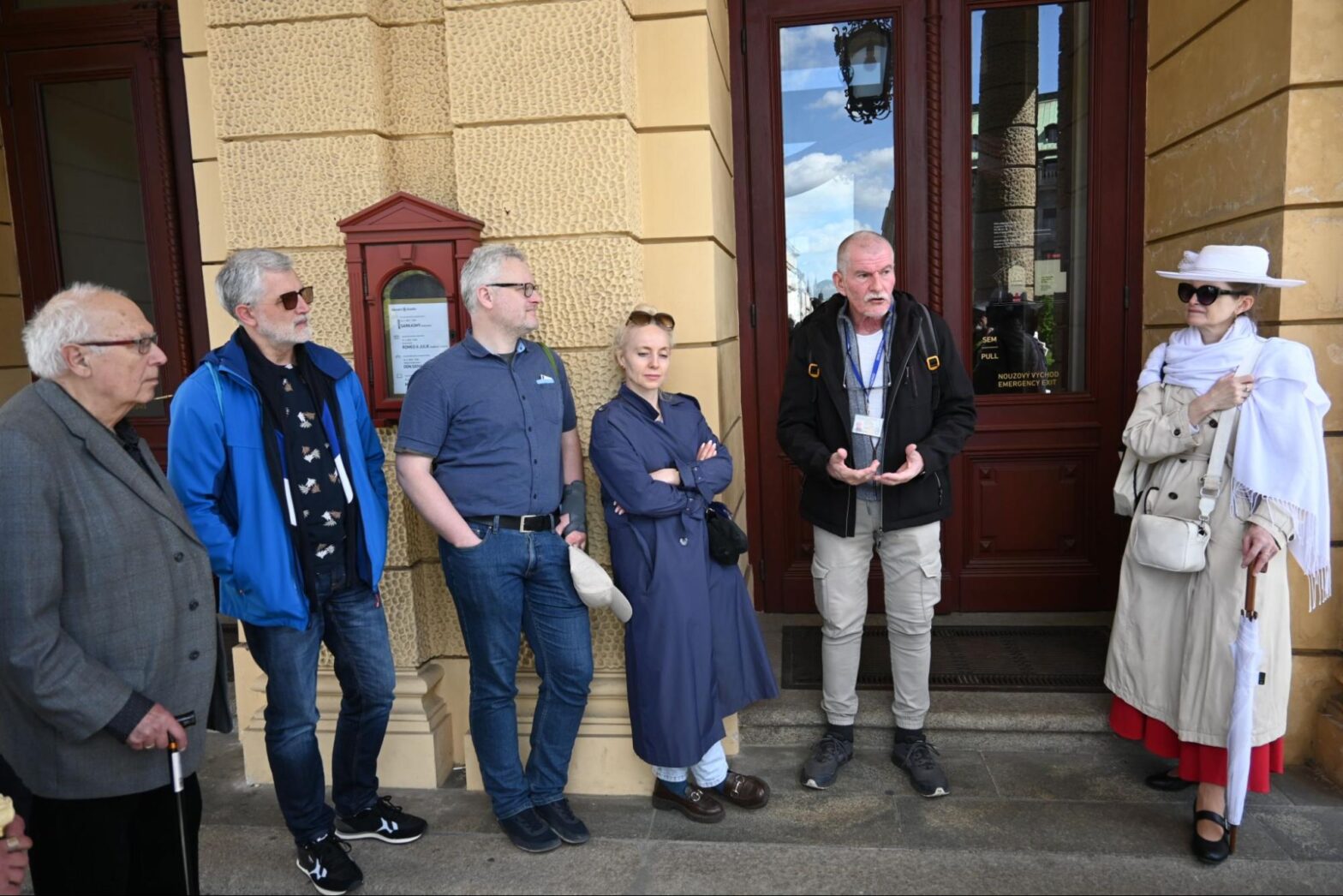 Eine Gruppe Menschen auf einem Stadtrundgang durch Prag.