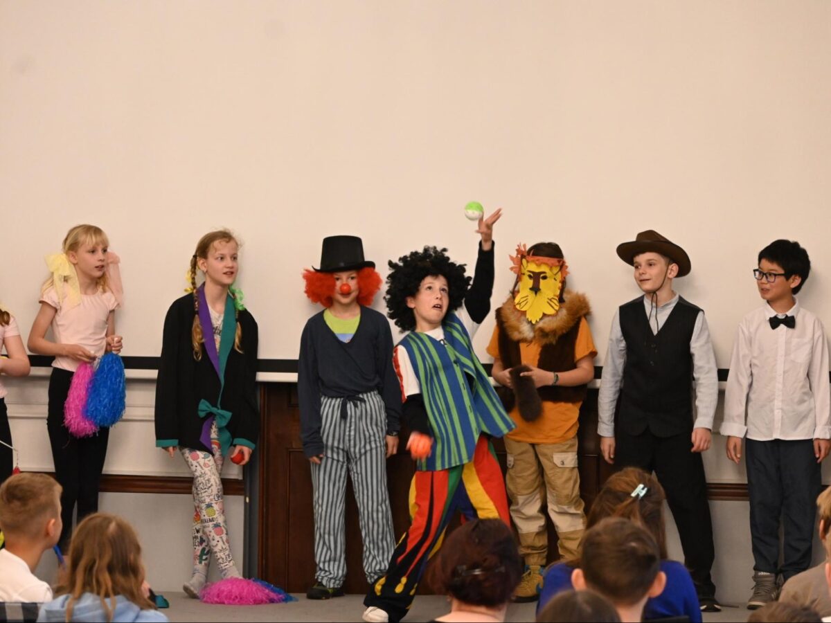 Kostümierte Kinder auf einer Bühne