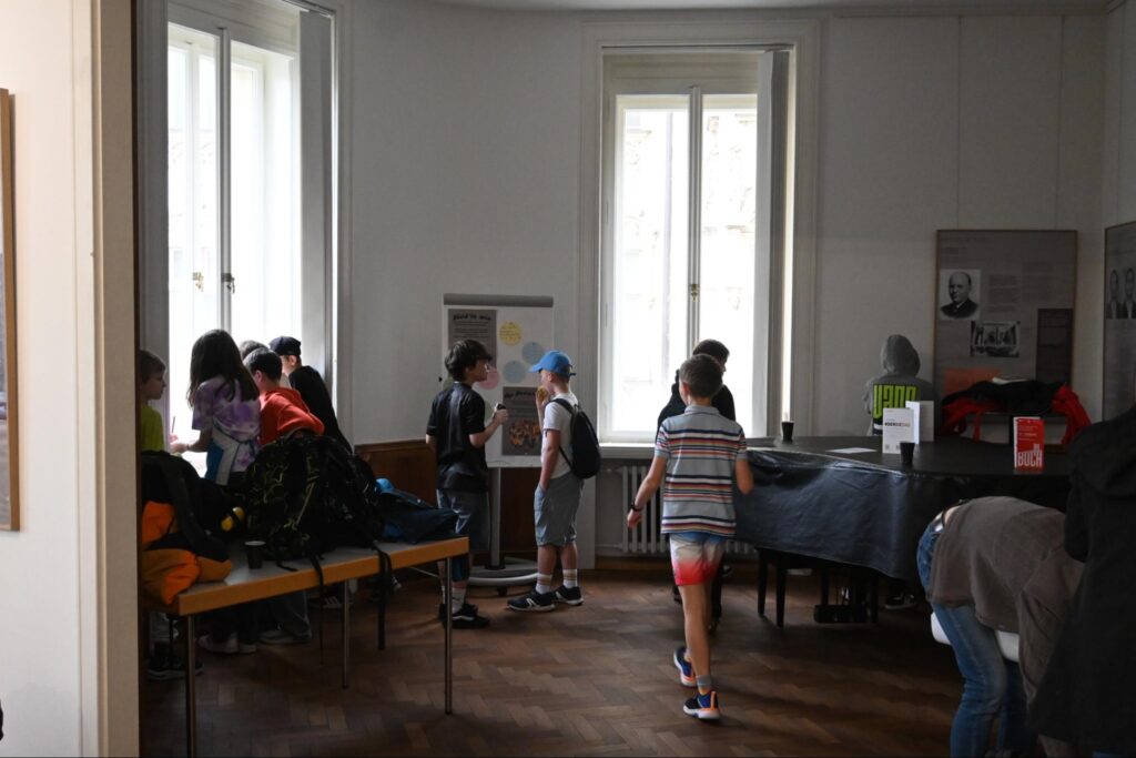 Im Goehte-Institut in Prag laufen Kinder umher.