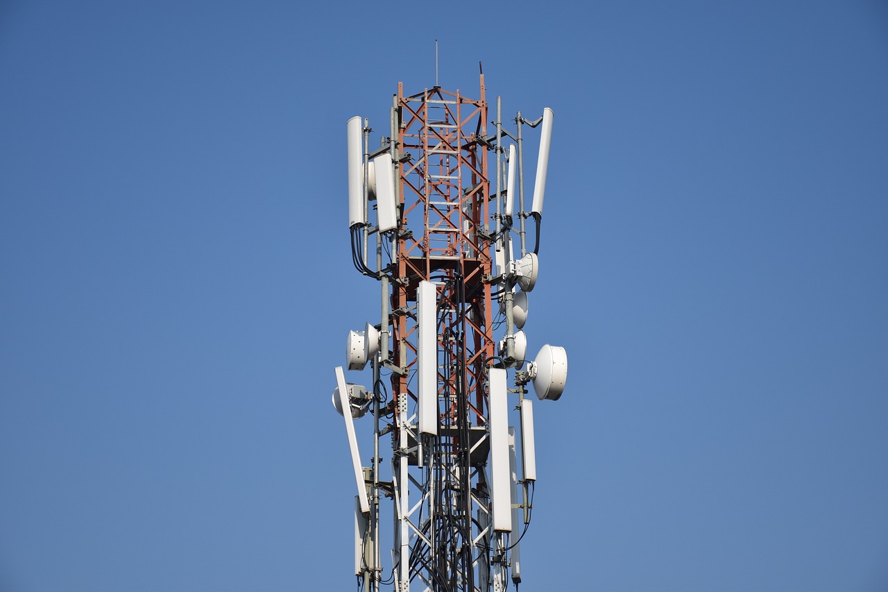 Ein Mobildunkmast, im Hintergrund ein blauer, wolkenloser Himmel.
