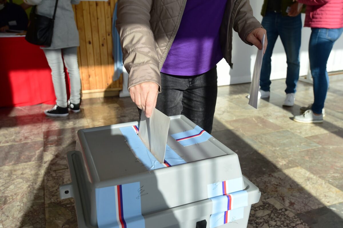 Am 3. & 4. Oktober 2025 wählen die Tschechinnen und Tschechen ein neues Abgeordnetenhaus. Foto: ČTK / Peřina Luděk Lidé volili druhý den voleb do Poslanecké sněmovny a v místním referendu o plánovaném rozšíření těžby štěrkopísku na pozemcích města ve sportovní hale v Tovačově na Přerovsku, 9. října 2021.,Image: 668679010, License: Rights-managed, Restrictions: , Model Release: no, Credit line: ČTK / Peřina Luděk