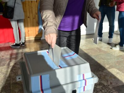 Am 3. & 4. Oktober 2025 wählen die Tschechinnen und Tschechen ein neues Abgeordnetenhaus. Foto: ČTK / Peřina Luděk Lidé volili druhý den voleb do Poslanecké sněmovny a v místním referendu o plánovaném rozšíření těžby štěrkopísku na pozemcích města ve sportovní hale v Tovačově na Přerovsku, 9. října 2021.,Image: 668679010, License: Rights-managed, Restrictions: , Model Release: no, Credit line: ČTK / Peřina Luděk