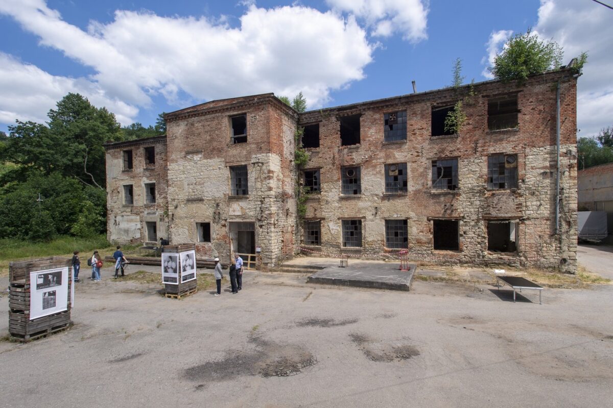 Oskar Schindlers ehemalige Fabrik in Brünnlitz (Foto vom Juni 2023). Vom 21. Oktober 1944 bis zum 8. Mai 1945 befand sich hier das KZ-Außenlager Brünnlitz. Zuvor befand sich auf dem Gelände die Textilfabrik Löw-Beer. Foto: ČTK / Vostárek Josef