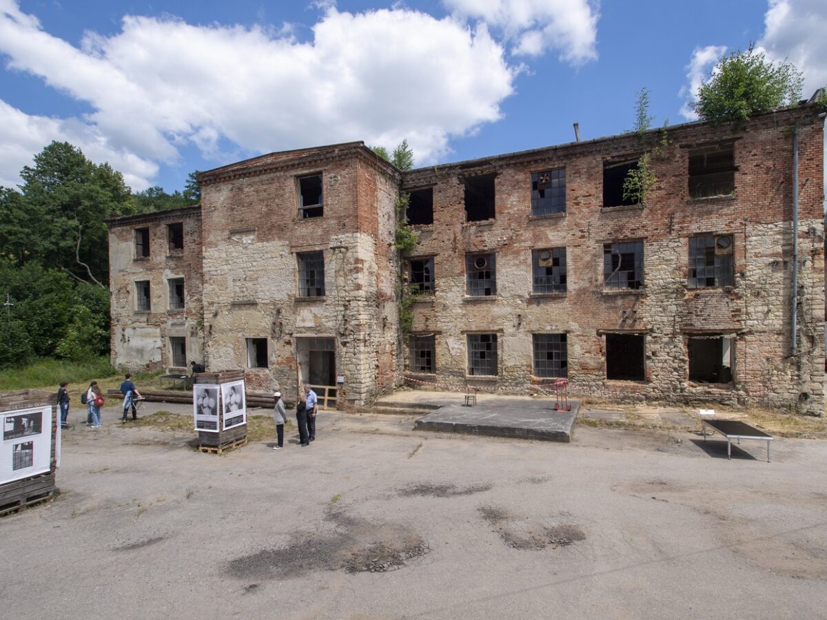 Oskar Schindlers ehemalige Fabrik in Brünnlitz (Foto vom Juni 2023). Vom 21. Oktober 1944 bis zum 8. Mai 1945 befand sich hier das KZ-Außenlager Brünnlitz. Zuvor befand sich auf dem Gelände die Textilfabrik Löw-Beer. Foto: ČTK / Vostárek Josef