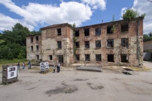 Oskar Schindlers ehemalige Fabrik in Brünnlitz (Foto vom Juni 2023). Vom 21. Oktober 1944 bis zum 8. Mai 1945 befand sich hier das KZ-Außenlager Brünnlitz. Zuvor befand sich auf dem Gelände die Textilfabrik Löw-Beer. Foto: ČTK / Vostárek Josef