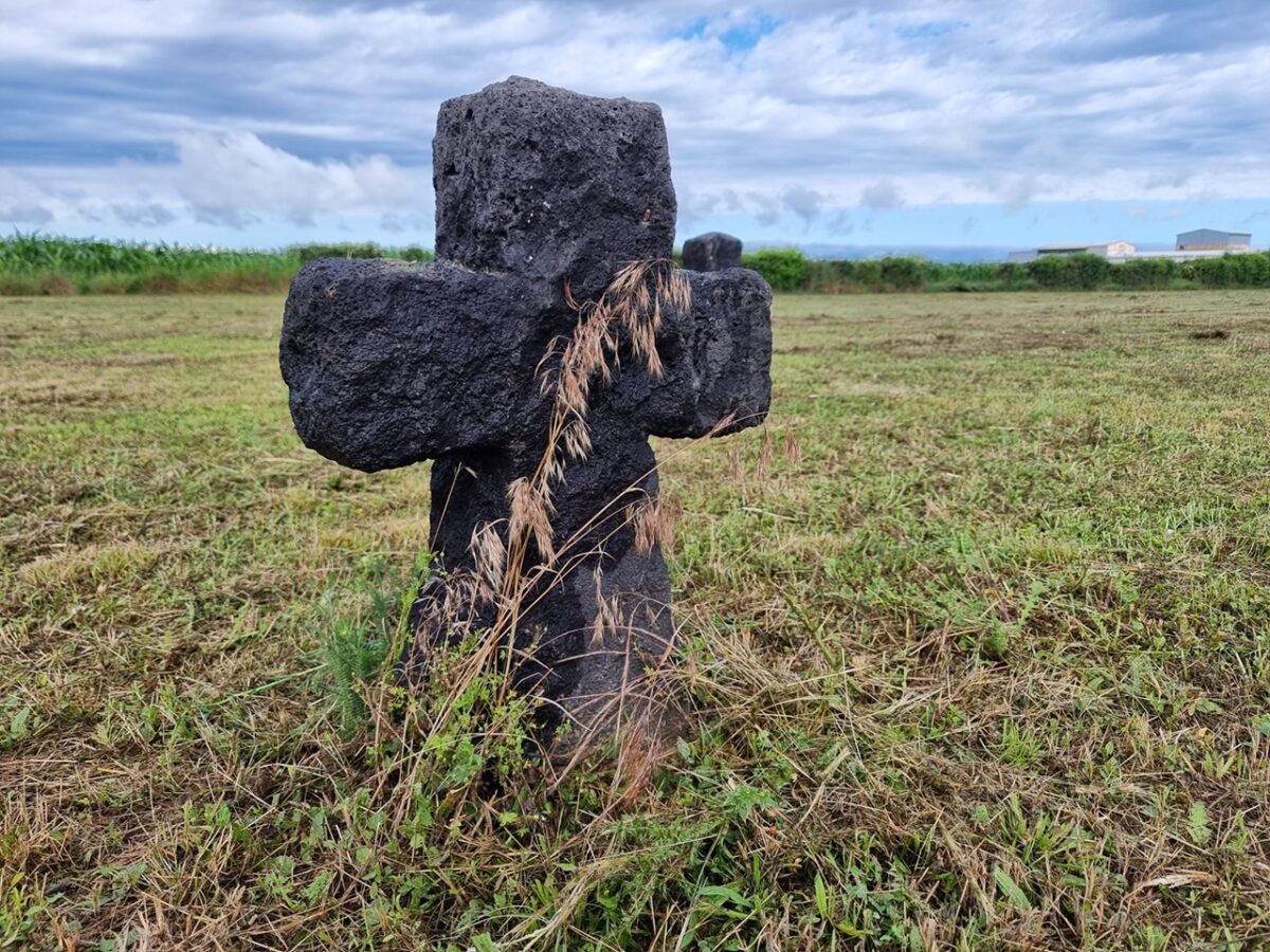 Kreuz am Massengrab in Pohrlitz (Pohořelice). Mit dem Brünner Todesmarsch fand hier im Sommer 1945 eines der tragischsten Nachkriegsereignisse statt. Foto: Manuel Rommel