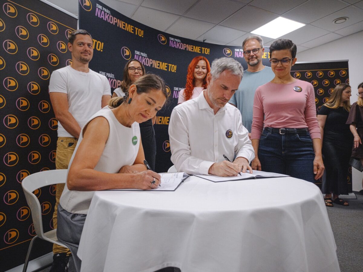 Piraten und Grüne in Tschechien unterzeichnen ein Memorandum über die gemeinsame Zusammenarbeit bei der kommenden Wahl im Herbst.