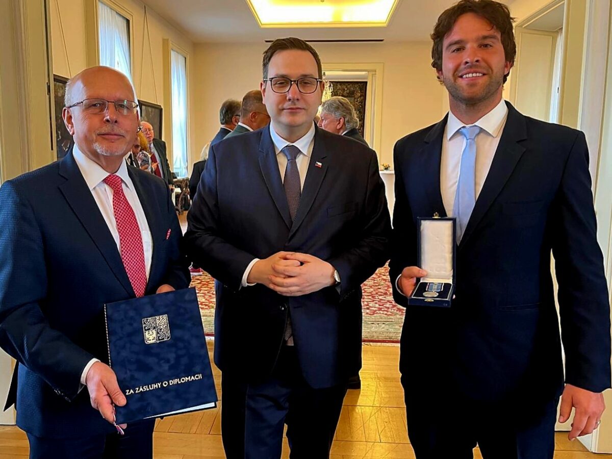 Mojmír Jeřábek (links) und Mikuláš Zvánovec (rechts) von der Bernard-Bolzano-Gesellschaft erhalten im Prager Außenministerium von Außenminister Jan Lipavský (Mitte) die Medaille „Für diplomatische Verdienste“ für ihren Beitrag zum Dialog zwischen den Kulturen. Foto: Společnost Bernarda Bolzana / Bernard-Bolzano-Gesellschaft