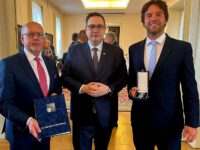 Mojmír Jeřábek (links) und Mikuláš Zvánovec (rechts) von der Bernard-Bolzano-Gesellschaft erhalten im Prager Außenministerium von Außenminister Jan Lipavský (Mitte) die Medaille „Für diplomatische Verdienste“ für ihren Beitrag zum Dialog zwischen den Kulturen. Foto: Společnost Bernarda Bolzana / Bernard-Bolzano-Gesellschaft