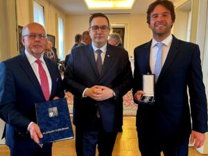 Mojmír Jeřábek (links) und Mikuláš Zvánovec (rechts) von der Bernard-Bolzano-Gesellschaft erhalten im Prager Außenministerium von Außenminister Jan Lipavský (Mitte) die Medaille „Für diplomatische Verdienste“ für ihren Beitrag zum Dialog zwischen den Kulturen. Foto: Společnost Bernarda Bolzana / Bernard-Bolzano-Gesellschaft