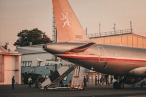 Ein militärisches Spezialflugzeug mit etwa 70 Menschen aus Israel landete heute Morgen auf dem Flughafen Kbela.