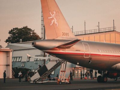 Ein militärisches Spezialflugzeug mit etwa 70 Menschen aus Israel landete heute Morgen auf dem Flughafen Kbela.